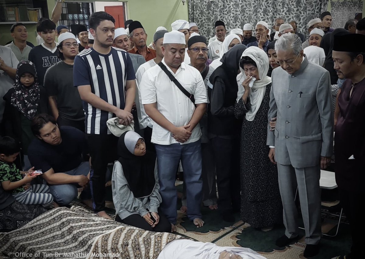 chedetofficial's tweet photo. 𝐇𝐀𝐉𝐈 𝐈𝐒𝐌𝐀𝐈𝐋 𝐁𝐈𝐍 𝐌𝐀𝐍𝐀𝐅
 
1.   Hari ini saya berasa sangat sedih. Saya kehilangan seorang kawan baik, pembantu dan penyokong kuat saya yang meninggal dunia pagi tadi. Haji Ismail Manaf telah setia bekerja dengan saya sejak saya jadi Timbalan Perdana Menteri lagi pada tahun 70’an.
 
2.   Ismail seorang yang luar biasa kesetiaannya, tidak pernah tidak datang kerja, tidak pernah cuai. Sehingga semalam pun Ismail masih lagi datang bekerja.
 
3.   Apabila saya datang pejabat, tak pernah Ismail tiada di pejabat, beliau setia tunggu untuk buat kerja-kerja yang diperlukan. Beliau seorang yang berkhidmat bukan semata-mata untuk mendapat upah tetapi kerana percaya apa yang dia sedang lakukan adalah sesuatu yang baik.
 
4.   Semalam Ismail tidak sihat dan sepatutnya bercuti hari ini. Sebelum pulang kami sempat bersalaman. Saya tidak sangka itulah kali terakhir kami berjumpa. Itulah ketentuan Allah SWT, setiap yang hidup pasti akan mati.
 
5.   Hari ini Ismail tak tunggu saya lagi. Saya kehilangan seorang pembantu yang ikhlas. Saya amat terasa kehilangan Ismail. 

قَالُوا إِنَّا لِلَّهِ وَإِنَّا إِلَيْهِ رَاجِعُون