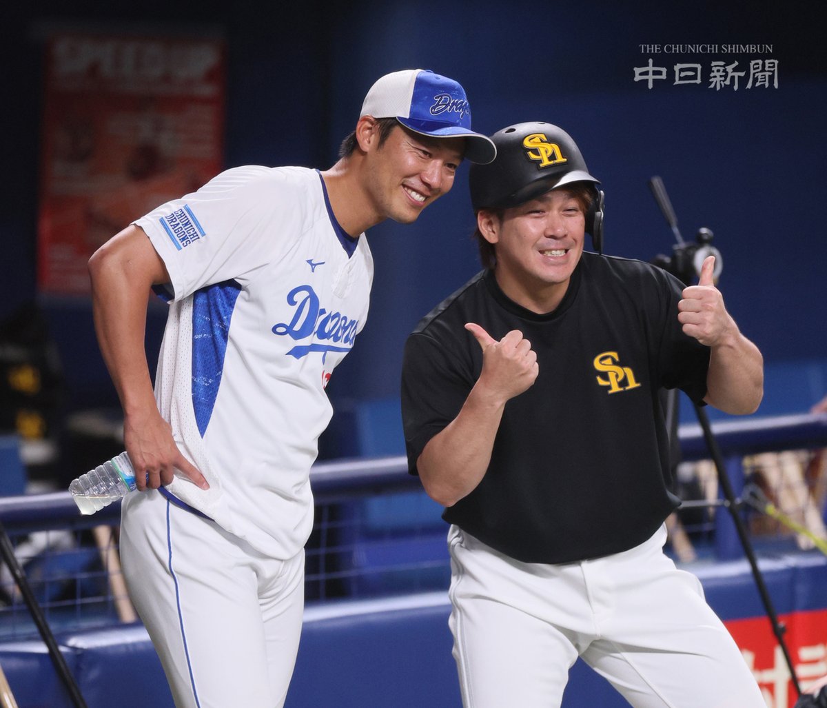 chunichiphoto's tweet photo. 【ドラゴンズ】
記念撮影する岩崎選手と甲斐選手📸
#岩嵜翔 #甲斐拓也 #ドラゴンズ #中日新聞 https://t.co/2F0Qj8jmhS