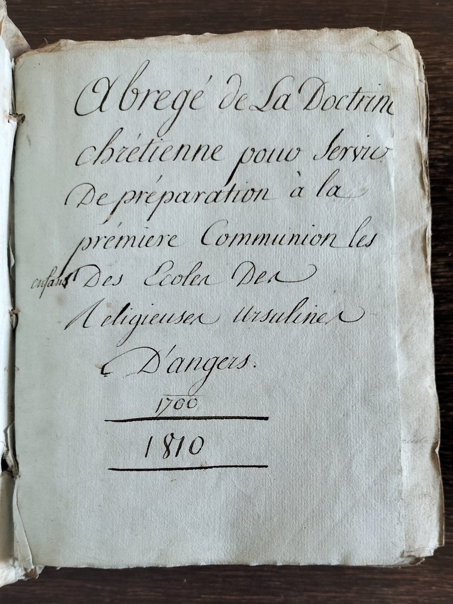 Trouvaille du jour ! 📜

Voici un bel exemple de réemploi d'un parchemin dans une reliure pour un abrégé de doctrine chrétienne manuscrit réalisé par les Ursulines d'Angers !

On peut déchiffrer en couverture : "Louis...par présente lettre..."🤔

#classement #archives #insieme