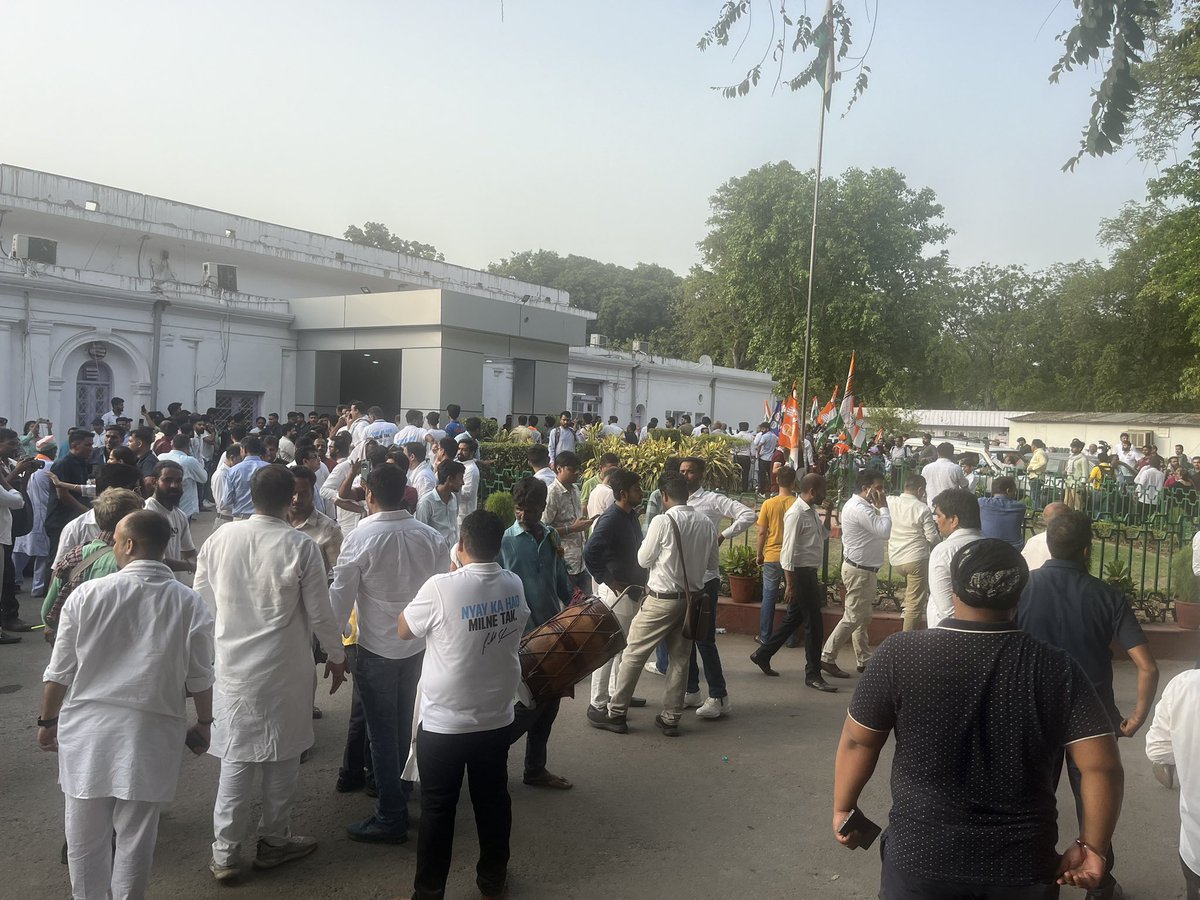 Ambsanjivarora's tweet photo. Visited #INCHqs to share the joy & pride of fellow #INC members on the uplifting outcome of #LSElections after a hard fought campaign. Let’s always strive for a brighter future for millions of struggling Indians oft called ���common’, who make 🇮🇳 great w their hard work & optimism https://t.co/Xp1GdqLlCs