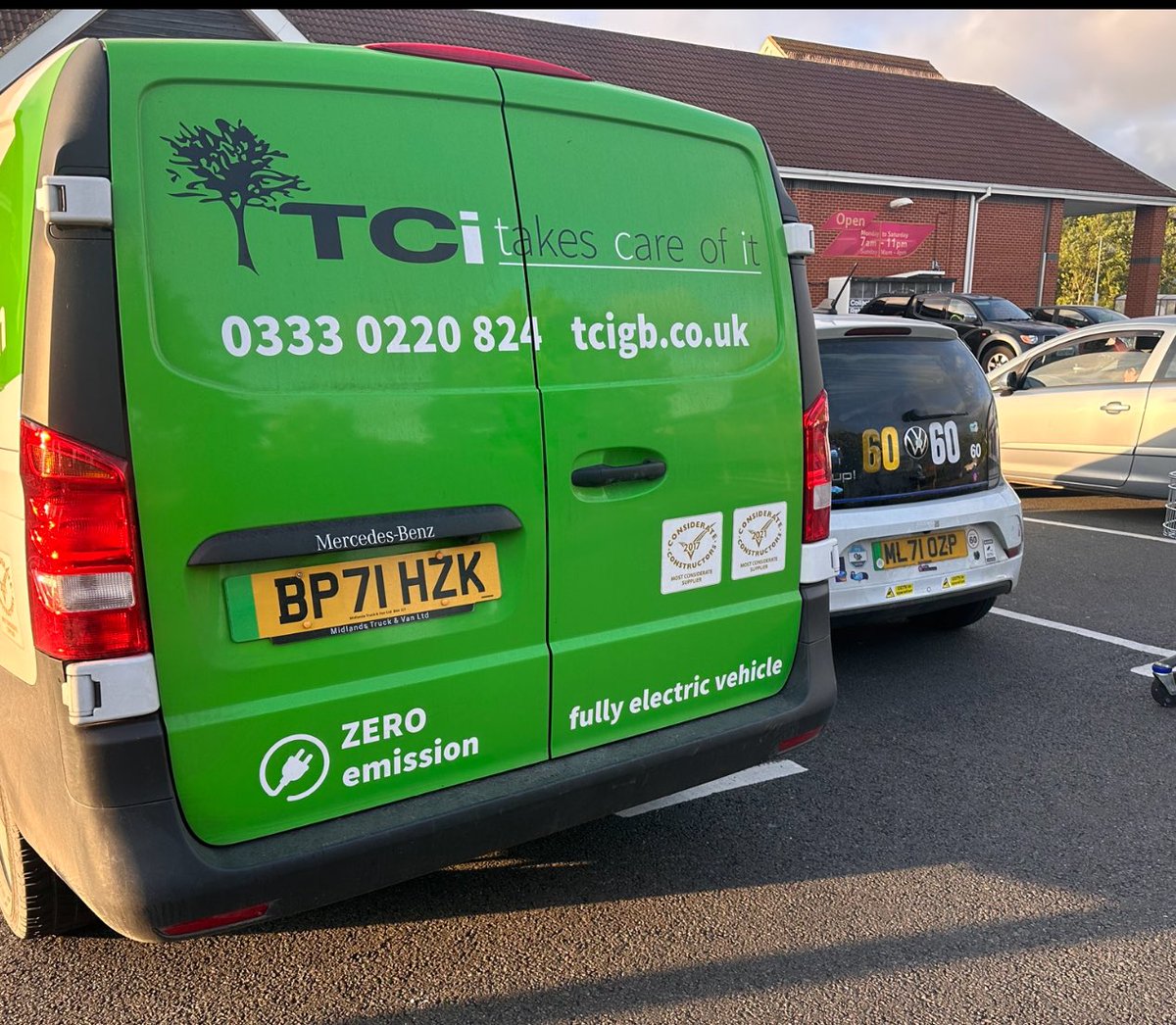 PeoplesTariff's tweet photo. @newt7215 Saw an #eVito yesterday &amp; thought it didn’t have a green strip on its number plate despite having 100% electric ⚡️ all over its sides but it was camouflaged! https://t.co/hg8BPblOkw