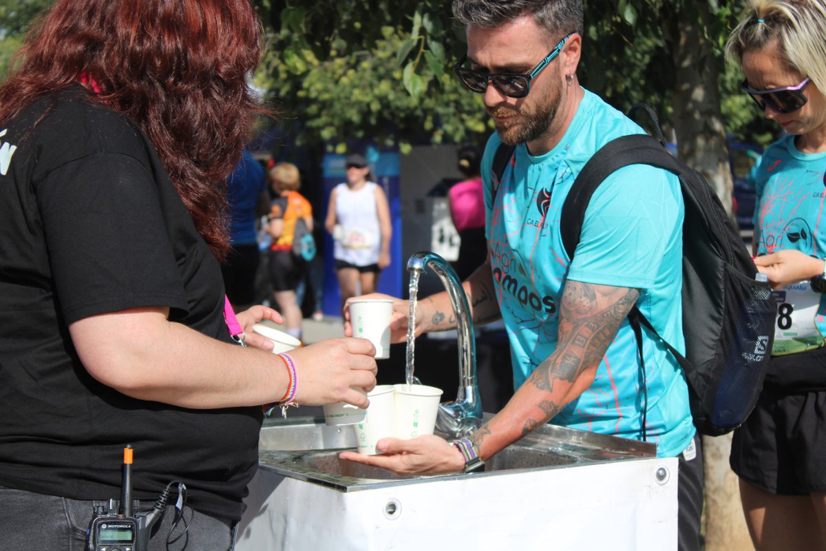 Patrocina1Depor's tweet photo. En una carrera, y más con las altas temperaturas que tenemos, es fundamental mantenernos hidratados. Nosotros lo hicimos gracias a @aqualia 💧
#patrocinaundeportista #patrocina1depor #p1d #carrerapalomos24 #runpalomos24 #correr #carrera #deporte https://t.co/cyrnnxkohU
