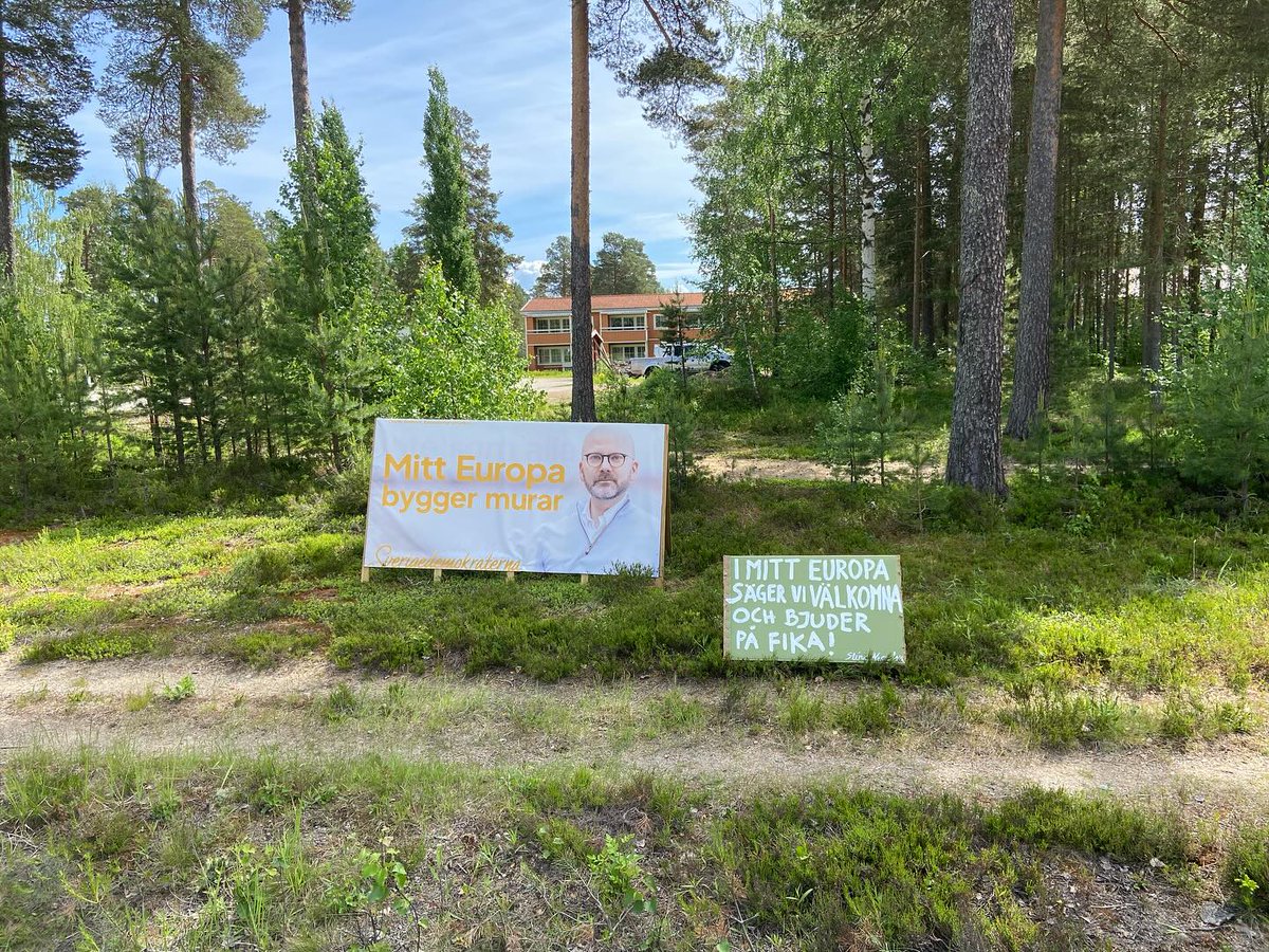 LukasSahlin's tweet photo. Stina, som gjort den här skylten, var min avlastningsmamma när jag var liten. Hon gör Friggesund till en lite bättre plats. I mitt Europa säger vi välkomna och bjuder på fika. https://t.co/epJCDaYHAe