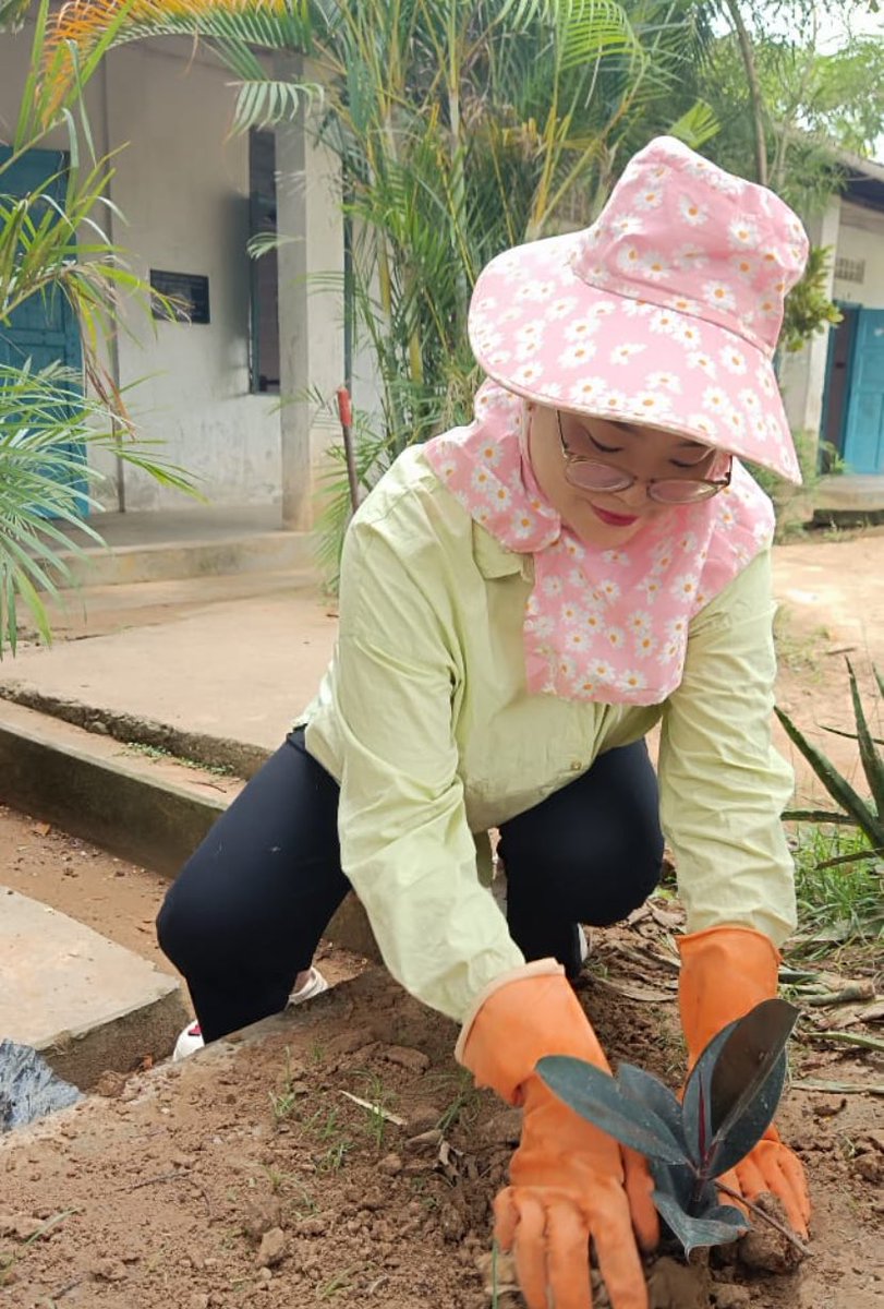 NSS_DGC's tweet photo. Under the Summer camp drive, teachers / students of primary school of adopted village at Kacharigoan observed World Environment Day on 5th June ,2024 by planting plants donated by NSS of DGC in the school campus. 
@YAS Ministry
@_NSS India
@Neiphui Rio https://t.co/sc6Z5pNZmo