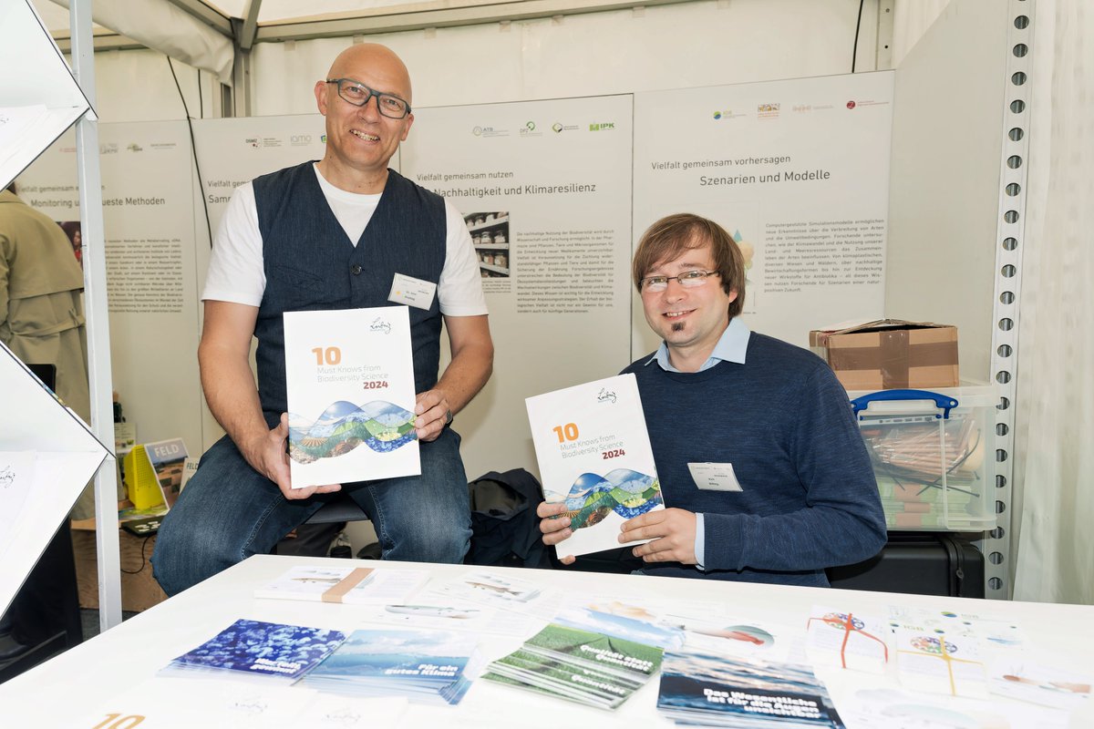 LeibnizBiodiv's tweet photo. 🌍📢 Heute auf der #WochederUmwelt: Wir stellen von 10-11 Uhr im Forenzelt 1 die 10MustKnows24 vor. PD Dr. Kirsten Thonicke &amp; Dr. Jens Freitag diskutieren mit Dr. Bettina Hoffmann, MdB &amp; Prof. Dr. Katrin Böhning-Gaese: https://t.co/BQLHZHxhXl. #TeamBiodiversität
@umweltstiftung https://t.co/dgqsYwjLLB