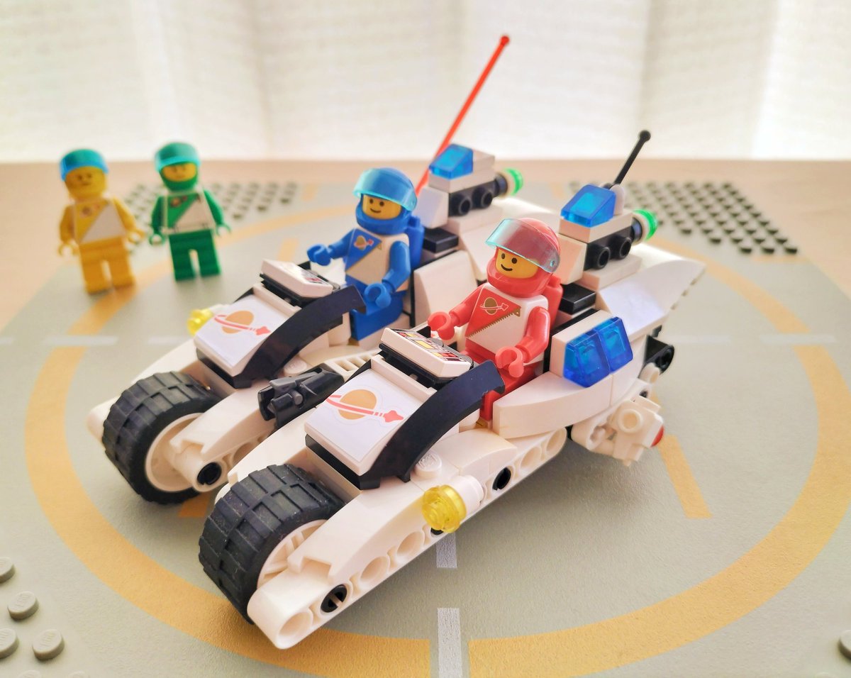 nagisajive's tweet image. 以前作ったダブルサイクロン号🏍を
エクスプローリアンColorから
大人気のフューチャロンModelに
メタモルフォーゼ💪😆✨

#lego
#legospace
#legofuturon