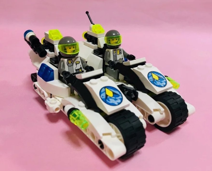 nagisajive's tweet image. 以前作ったダブルサイクロン号🏍を
エクスプローリアンColorから
大人気のフューチャロンModelに
メタモルフォーゼ💪😆✨

#lego
#legospace
#legofuturon