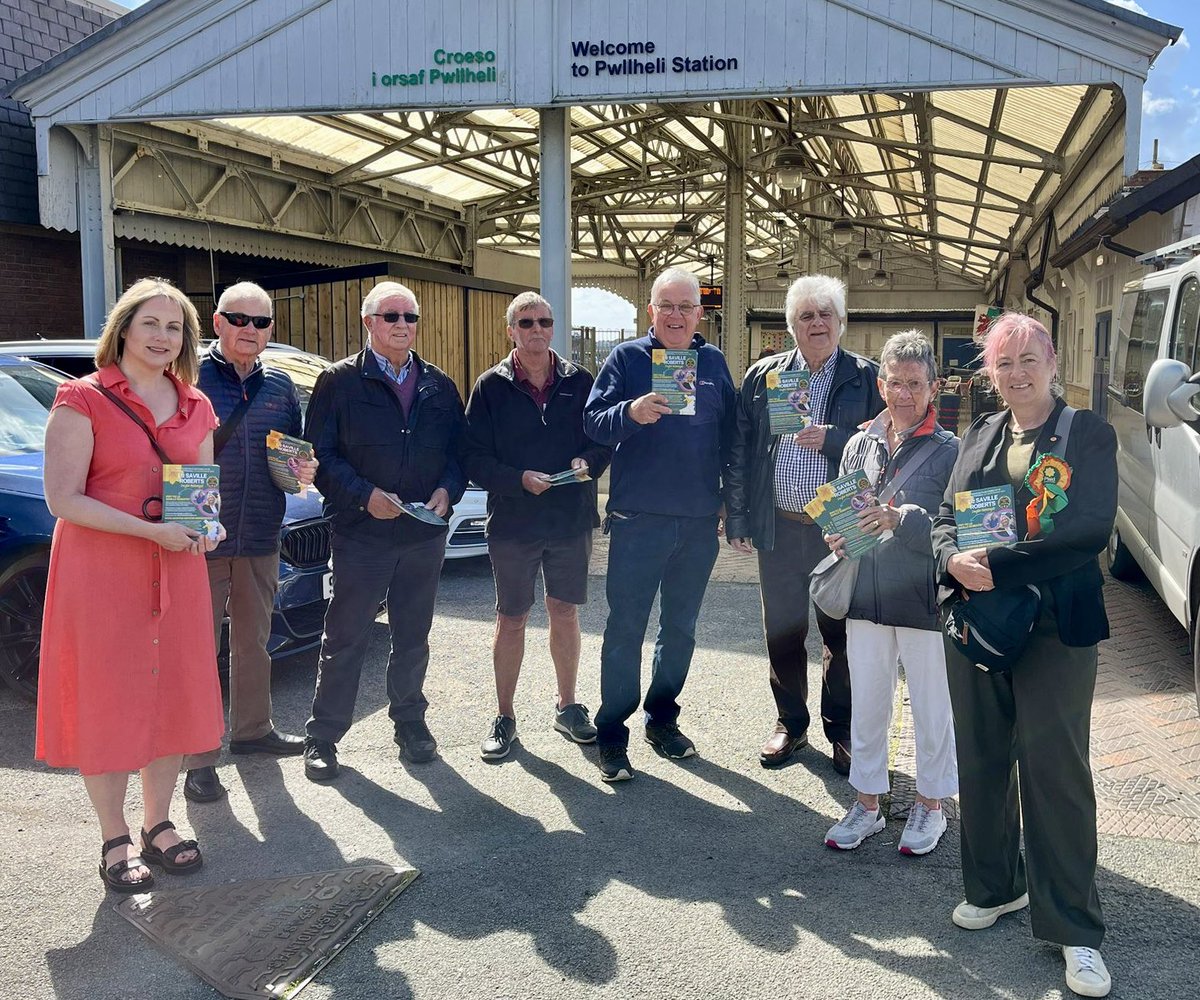 LSRPlaid's tweet photo. The sun ☀️ was out in #Pwllheli today as I joined the @Plaid_Cymru team to talk to local residents ahead of the election. My thanks to Cllr @ElinHywel for her help.
Many electors fed up of the Tories and unimpressed by Labour who offer more of the same.
#LSRPlaid 💚💛🏴 https://t.co/Yy4uHzpivx