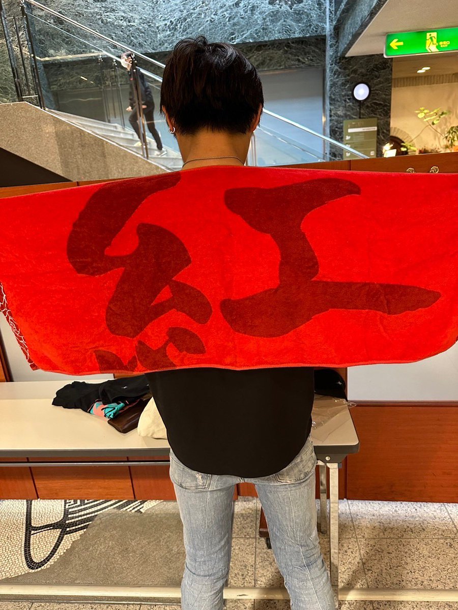 crazyBENIfan's tweet photo. 実は最前列でこんなことしてました…笑
真っ赤な86で真っ赤なタオルめっちゃ振ってました！最高でした。

やっぱりSmileが1番好きです。
@BENI098 
ありがとうございます、楽しかったです。 https://t.co/XH8414HnP4