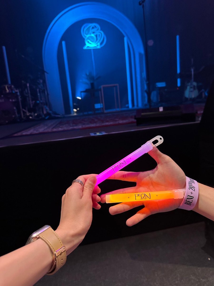 crazyBENIfan's tweet photo. 実は最前列でこんなことしてました…笑
真っ赤な86で真っ赤なタオルめっちゃ振ってました！最高でした。

やっぱりSmileが1番好きです。
@BENI098 
ありがとうございます、楽しかったです。 https://t.co/XH8414HnP4