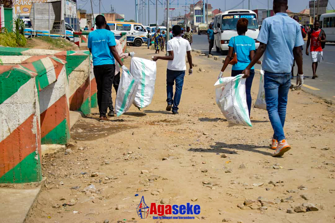 AgasekeTv's tweet photo. #Burundi En marge de la célébration de journée mondiale de l'environnement, l'association #Youth_For_New_Vision a procédé, ce 5/6 à @NtahangwaMairie au ramassage des déchets en plastiques au bord de la #RN1. @BMineagrie , https://t.co/yHnzlDG20y