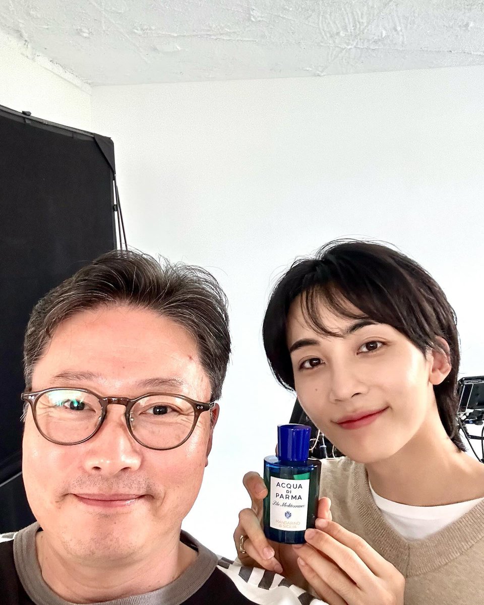 jeonghamnn's tweet photo. taking a photo with the editor in chief of Arena Homme+ Korea is a great honor for me, especially while holding my favorite perfume, Acqua di Parma. https://t.co/Oc1OaCYGoq