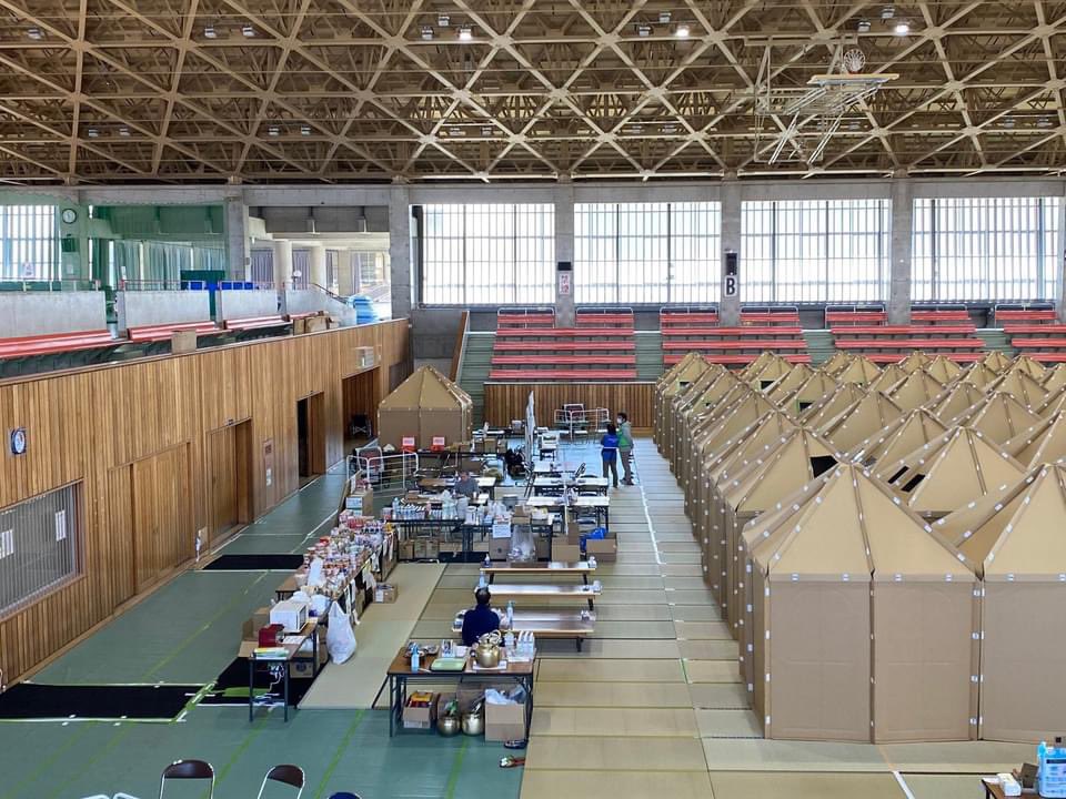 lindalinda358's tweet photo. 【 知らなかった情報 】

能登に存在する
『畳屋さんが作った避難所』
　　が話題…！！！

日本中の畳屋さんが現地と情報共有しながら新品の畳を゙大量に届け無料設置していた…！！！

どうしてこれ、
報道しないのかな…？
報道の人にも見てほしかったなぁ…。。。

足の裏で温もりを感じられる避難所を゙…。

団欒スペースがあり
昼寝や食事をする場所がある…。

スリッパを脱ぎ足音を消す…。
更には髪の毛一本落ちてない…。

それを実現した避難所に…
何故焦点が当たらない…？
何故報道しない…？

全国モデルになるくらいに
凄いことなのに…！！！

https://t.co/uWsKy4hLjU