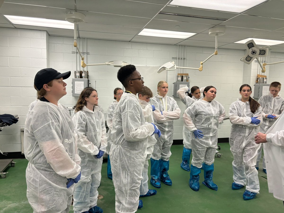 BoilerVetCamp's tweet photo. #teamhorse #teamllama suiting up and learning about poultry medicine! https://t.co/lh3Pn09vIE