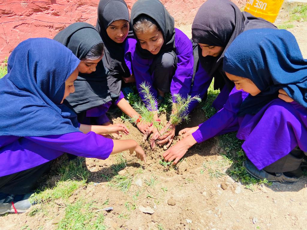 InsightVersion's tweet photo. The future of our planet is in our hands. Let's act now for a greener, cleaner tomorrow. Happy #WorldEnvironmentDay 🌍 🌿 🌱 🌳
#WorldEnvironmentDay
#GreenLegacy
#GreenWave
#EcoEvolution https://t.co/INqkziOmbV