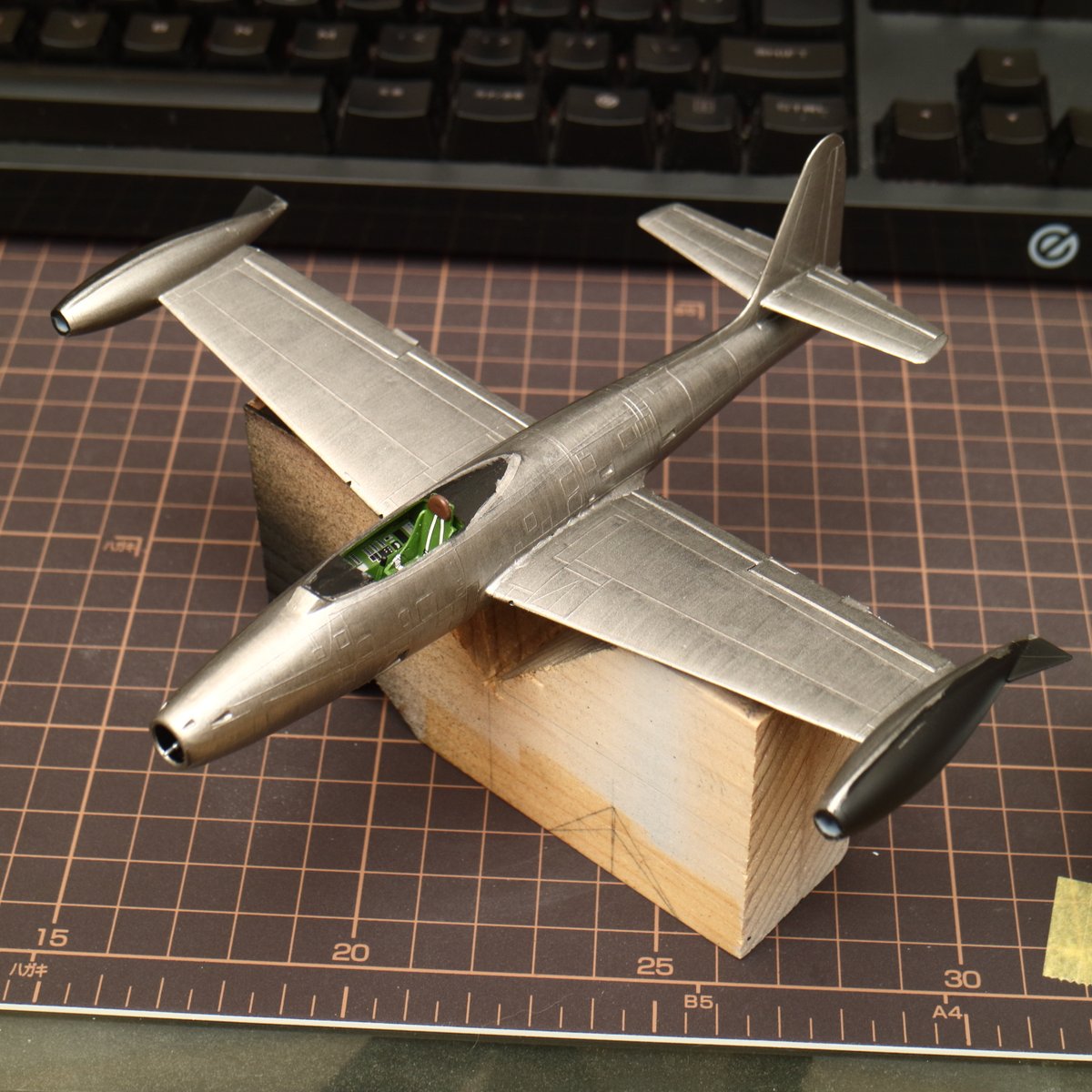 8aka's tweet photo. #プレーバック20世紀モデリング #heller #172scale #F84_G #THUNDERJET

パネルラインや筆目の向きを意識しての2層目。
大変だこりゃ。 https://t.co/tp30MBCFr6