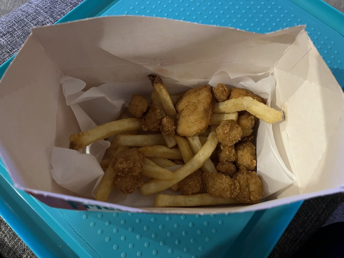 mi_shell87's tweet photo. Feeling disappointed. After eating 2 nuggets and 2 pieces of popcorn chicken, was expecting more like the original picture than than what I got @KFCAustralia https://t.co/b77DQRAqfw