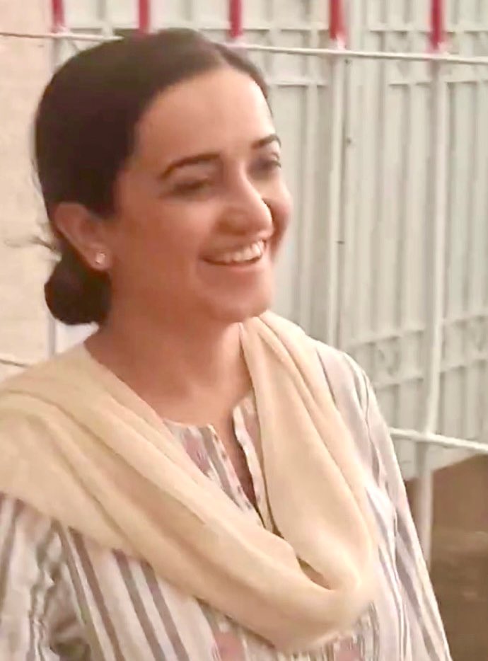 مریم نواز جیل میں تھی تو ہر وقت رونے والی شکل بنی رہتی تھی
اور صنم جاوید کو جب دیکھا
ہنستے مسکراتے دیکھا
ایک خاندانی لڑکی کا ایک چور کی بیٹی سے بھلا کیا موازنہ ہو سکتا ہے ؟؟