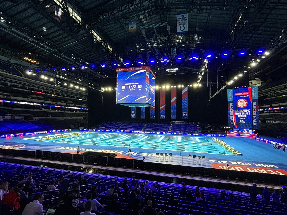 EricGravesKMBC's tweet photo. WOOOOOOOOOW. 

LUCAS OIL STADIUM IS AN OLYMPIC POOL @FOX59 @CBS4Indy https://t.co/m0W3T4jNey