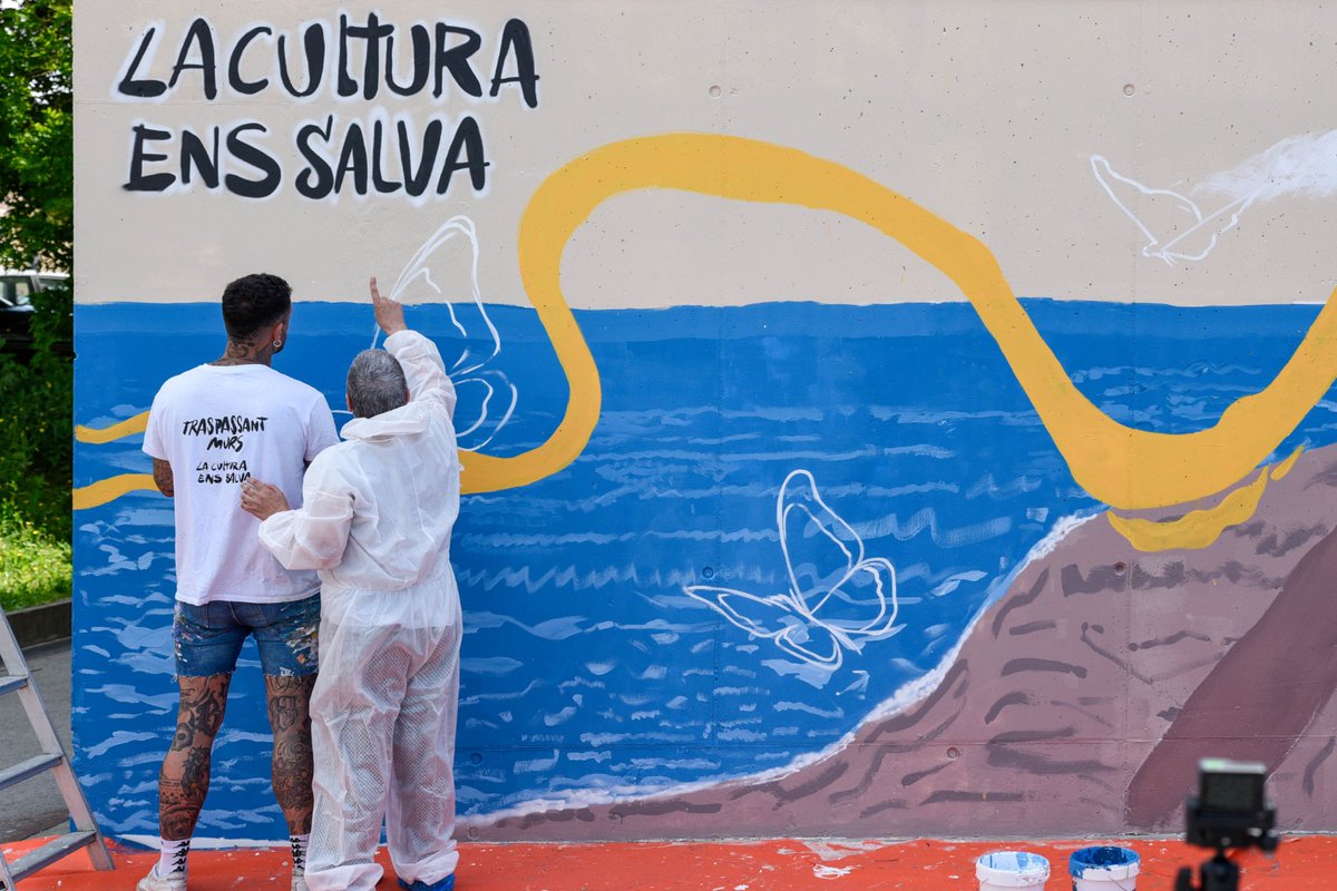 justiciacat's tweet photo. 🎨Interns del CP Joves han participat en el projecte d’art comunitari Traspassant murs, promogut per la @fundaciosetba i dirigit per l’artista Tope Rodríguez.
 
🖌️Els joves han pintat dos murals, un dins del centre i un altre al Centre Esportiu Municipal de la Roca, en el que han col·laborat voluntaris del Casal d’Avis. 

💬 La consellera @gemmaubasart ha destacat el potencial transformador de l’art, i com l’exercici d’activitats artístiques millora substancialment la salut mental i l’autoestima de les persones internes a la presó.