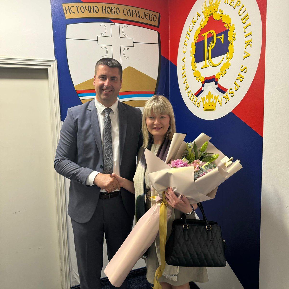 SRBinBiH's tweet photo. Амбасадор 🇷🇸 у БиХ Иван Тодоров састао се данас са начелником општине Источно Ново Сарајево Јованом Катићем и председником Скупштине општине Источно Ново Сарајево Ведраном Јованчићем.

Разговарано је о бројним, важним пројектима који су, уз подршку Републике Србије, реализовани у овој општини у протеклом периоду, као и о сарадњи у будућности.

Састанку су присуствовали и шеф Кабинета начелника Дејан Ромић и министар саветник у Амбасади 🇷🇸 у БиХ Наташа Ђорђевић.