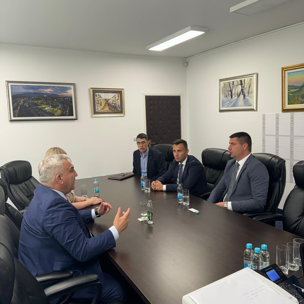SRBinBiH's tweet photo. Амбасадор 🇷🇸 у БиХ Иван Тодоров састао се данас са начелником општине Источно Ново Сарајево Јованом Катићем и председником Скупштине општине Источно Ново Сарајево Ведраном Јованчићем.

Разговарано је о бројним, важним пројектима који су, уз подршку Републике Србије, реализовани у овој општини у протеклом периоду, као и о сарадњи у будућности.

Састанку су присуствовали и шеф Кабинета начелника Дејан Ромић и министар саветник у Амбасади 🇷🇸 у БиХ Наташа Ђорђевић.