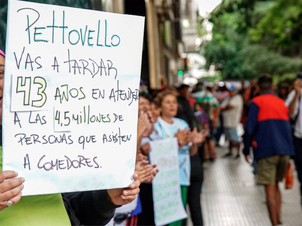 jradicallanus's tweet photo. Ayer se difundio que la pobreza salto al 55%. Mientras esto pasa, había 6 mil toneladas de alimentos retenidos por el gobierno. Y hoy se dice que solo se repartio una parte y mientras otra sigue retenida. Eso es inadmisible en una Democracia. https://t.co/vcn7F6cEEF
