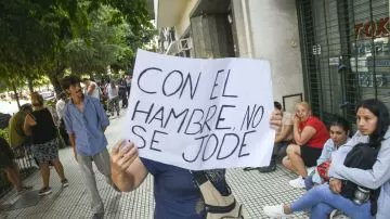 jradicallanus's tweet photo. Ayer se difundio que la pobreza salto al 55%. Mientras esto pasa, había 6 mil toneladas de alimentos retenidos por el gobierno. Y hoy se dice que solo se repartio una parte y mientras otra sigue retenida. Eso es inadmisible en una Democracia. https://t.co/vcn7F6cEEF