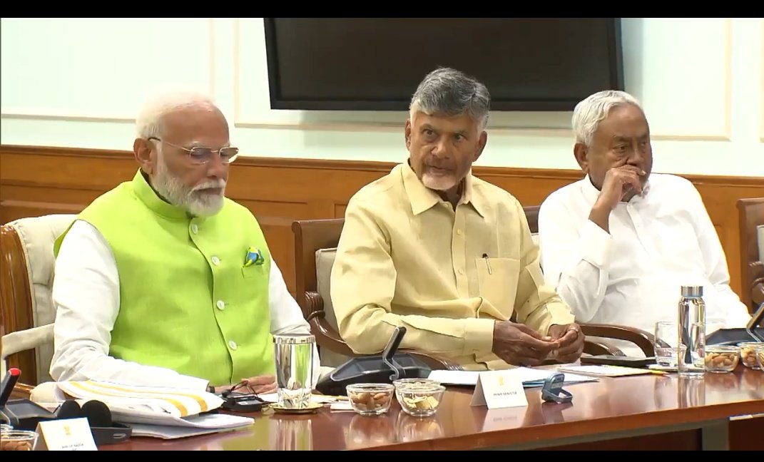 JaikyYadav16's tweet photo. यह तस्वीर NDA की बैठक से है। आपने इसमें कुछ नोटिस किया? 

नीतीश कुमार जी और चंद्रबाबू नायडू जी को जस्ट मोदी जी के बगल में बैठाया गया है।

अभी तो पार्टी शुरू हुई है😂😂 https://t.co/tgip8FbA3Y