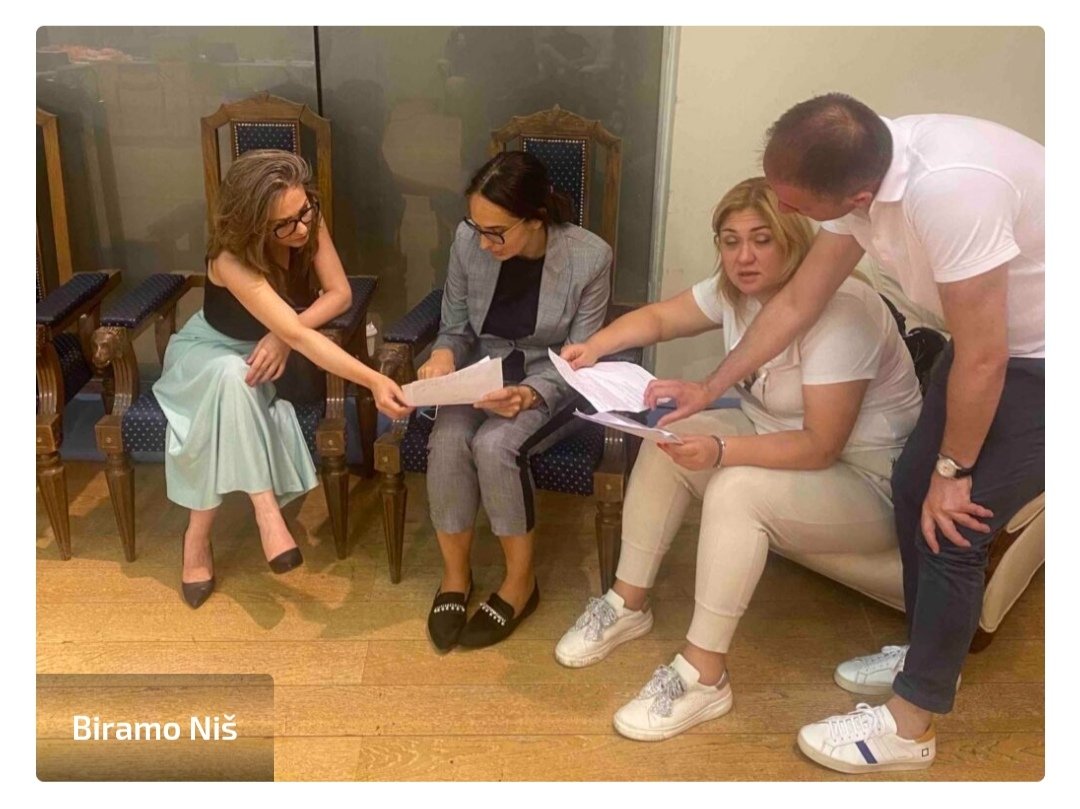 Lidija_Kojic's tweet photo. Kasno sinoć, članovi GIK ispred SNS, pokušali su fizički da spreče uvid u izborni materija.
Žene NPS @NarodniPokretS, na čelu sa Anom Eraković, bore se za svaki glas, jer Niš je pobedio🇷🇸👍
@ana_erakovic__ https://t.co/vuZpuJeOH9