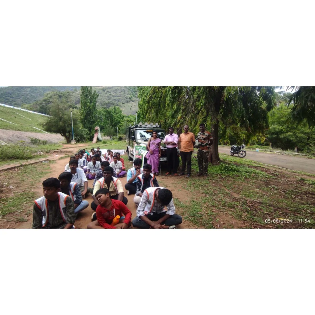 SFDIndiaOrg's tweet photo. On the occasion of World Environment day , cleaning campaign was organised in Palani Varatama River Dam area. More than 40 college students participated in this event.
#generationrestoration
#WorldEnvironmentDay‌ https://t.co/DBoyRUvYjo