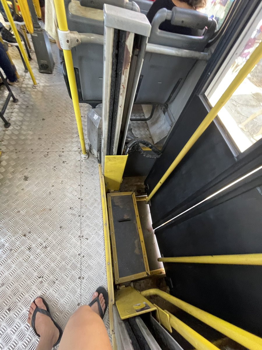 SantHannas's tweet photo. Estava nesse ônibus, e o senhora não podia descer de forma adequada com a cadeiras de rodas, pois o aparelho não funciona. 

Mas a Cop 30 vai acontecer como se tudo tivesse funcionando. 😊

@EdmilsonPSOL @prefeiturabelem @helderbarbalho https://t.co/DNAUgv3fzt