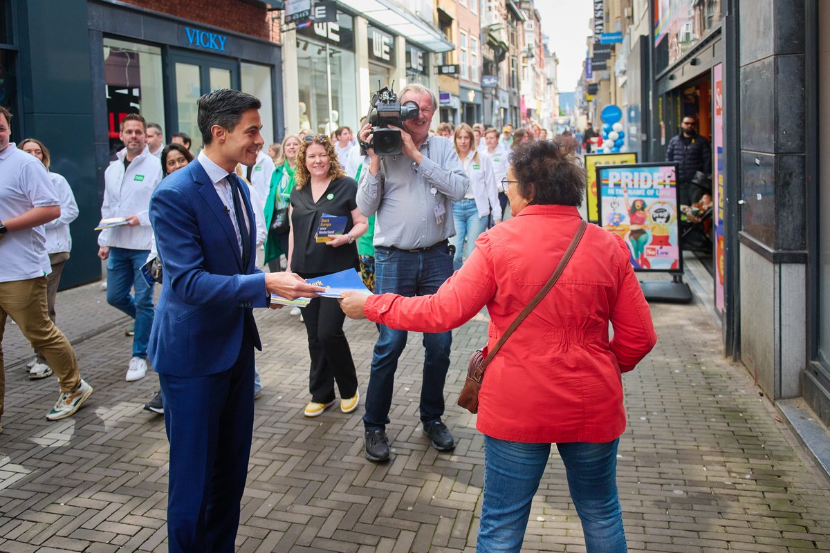 Nog 1️⃣ dag voordat jij kunt stemmen! Dus leg alvast je stempas en legitimatie klaar en stem morgen voor een sterk Europa voor Nederland. #StemD66 🗳️

Wij delen ondertussen nog even de laatste flyers uit! 🇪🇺