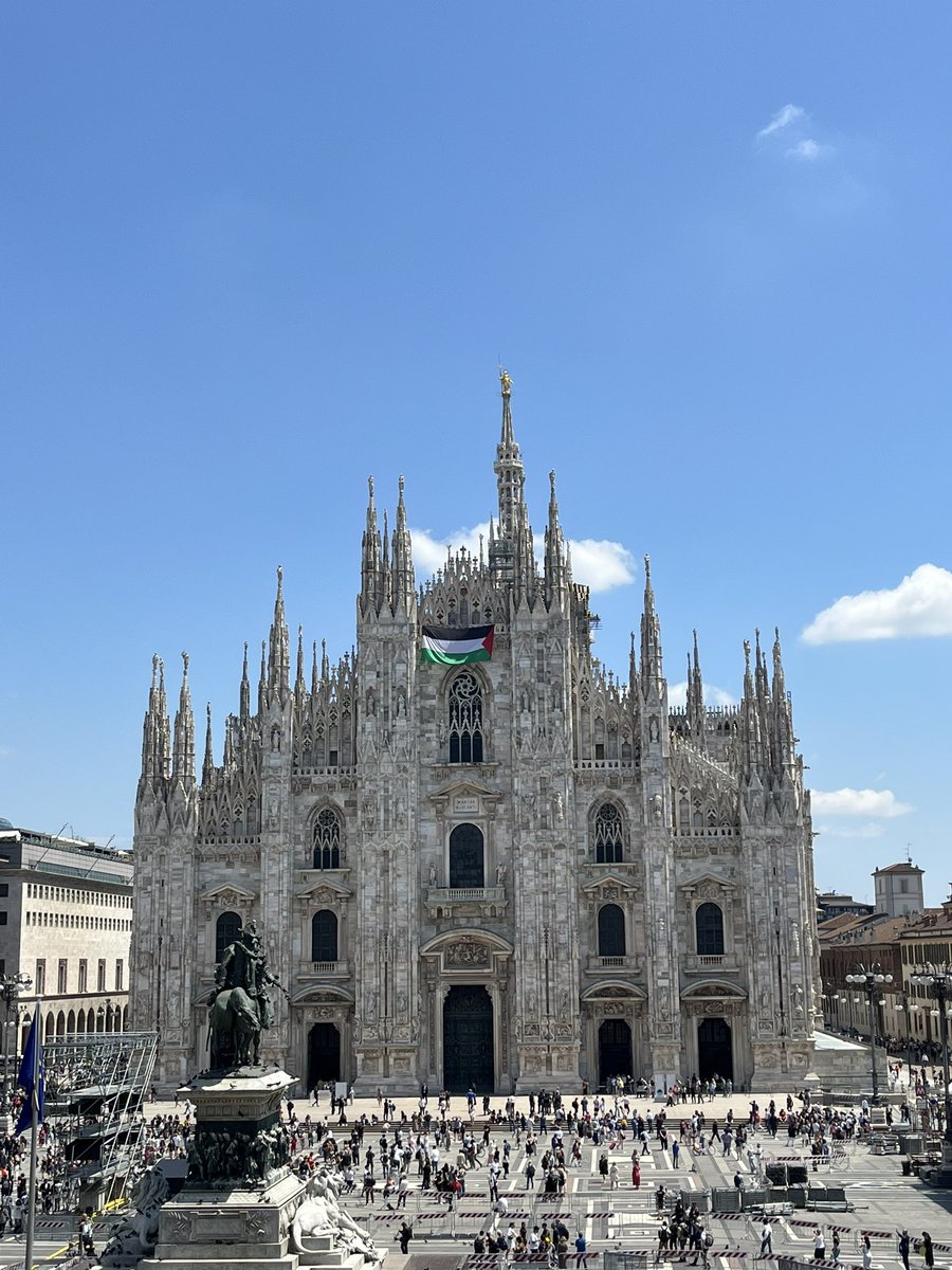 CorbySound's tweet photo. Piazza Duomo, Milano. Tolta dopo neanche 2 minuti… https://t.co/2hh0qgfZqV