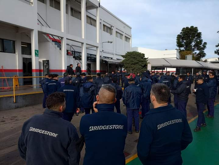 Agitacion_'s tweet photo. #MundoObrero | Paro total en Bridgestone luego de que la patronal despidiera arbitrariamente a un compañero con 27 años de antigüedad. https://t.co/jyg9lZ4gfG