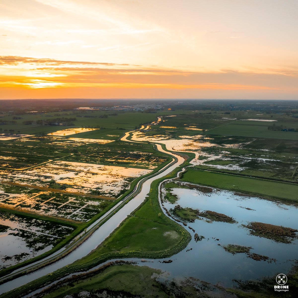 Extremely wet periods across the Netherlands and elsewhere🌊 It’s very noticeable at the floodplains and Binnenveld. This weekend we’ll get another peak discharge😅#waterlevel #water #wet 
-
-
-
-
-
-
#hoogwater #peakdischarge #floods #flooding #disaster
