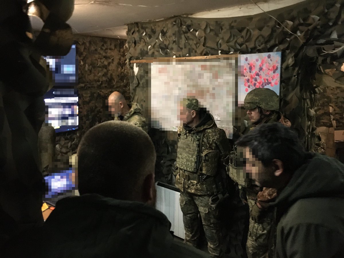 FundPerun's tweet image. Boj o nepostradatelné pozice
1/25) Boje pod zničenou Mariinkou. Boje za Terrikony. Haldy hlušiny, jejihž držení je klíč k Donbasu. Místa, kde není ukrytí. Boj o pozice, jejichž ztráta znamená pád poslední pevnosti. Je hluboká noc, nasedáme do auta. Další pokus získat ztracené…