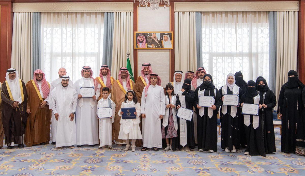 imarat_almadina's tweet photo. سمو أمير منطقة #المدينة_المنورة #سلمان_بن_سلطان، يُكرّم الطلاب والطالبات الفائزين بجائزة المواطَنة المسؤولة في تصفياتها الأولية في دورتها الثالثة على مستوى المنطقة، والتي تنظمها @seetahaward وذلك بحضور عضو مجلس أمناء الجائزة نائب رئيس اللجنة التنفيذية الأمير سعود بن فهد بن عبدالله بن محمد بن سعود الكبير.
