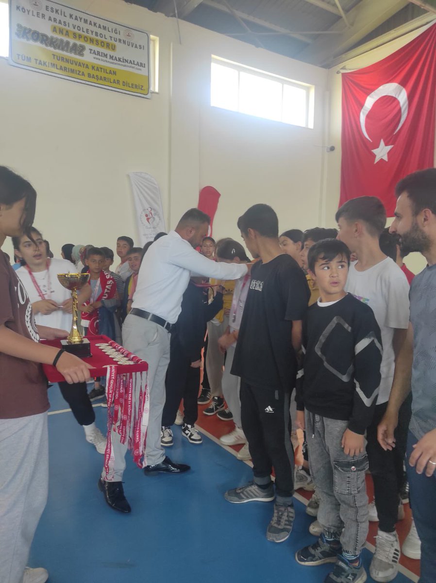 Ahmet Temel (@ahmettemel38) on Twitter photo “2. Geleneksel Oyunlarla Değerlerimi Yaşıyorum” projesi 6. Sınıflar Kaleli Yakan Top Oyununda <a href="/Esmekaya_ioo/">Eşmekaya Ortaokulu Müdürlüğü</a> ilçe şampiyonu olmuştur.
Öğretmen ve öğrencilerimizi tebrik ederiz.
<a href="/tcmeb/">Millî Eğitim Bakanlığı</a> <a href="/aksarayvaliligi/">T.C. Aksaray Valiliği</a> <a href="/Aksaray_MEM/">Aksaray İl Millî Eğitim Müdürlüğü</a> <a href="/Eskil_MEM/">Eskil İlçe Milli Eğitim Müdürlüğü</a> <a href="/TC_Eskil/">T.C. Eskil Kaymakamlığı</a> <a href="/brahimKler2/">İbrahim Kılıçer</a> <a href="/MihmanALTINTOP/">Mihman ALTINTOP</a> <a href="/malikumbuzoglu/">Mehmet Ali Kumbuzoğlu</a> “2. Geleneksel Oyunlarla Değerlerimi Yaşıyorum” projesi 6. Sınıflar Kaleli Yakan Top Oyununda <a href="/Esmekaya_ioo/">Eşmekaya Ortaokulu Müdürlüğü</a> ilçe şampiyonu olmuştur.
Öğretmen ve öğrencilerimizi tebrik ederiz.
<a href="/tcmeb/">Millî Eğitim Bakanlığı</a> <a href="/aksarayvaliligi/">T.C. Aksaray Valiliği</a> <a href="/Aksaray_MEM/">Aksaray İl Millî Eğitim Müdürlüğü</a> <a href="/Eskil_MEM/">Eskil İlçe Milli Eğitim Müdürlüğü</a> <a href="/TC_Eskil/">T.C. Eskil Kaymakamlığı</a> <a href="/brahimKler2/">İbrahim Kılıçer</a> <a href="/MihmanALTINTOP/">Mihman ALTINTOP</a> <a href="/malikumbuzoglu/">Mehmet Ali Kumbuzoğlu</a>