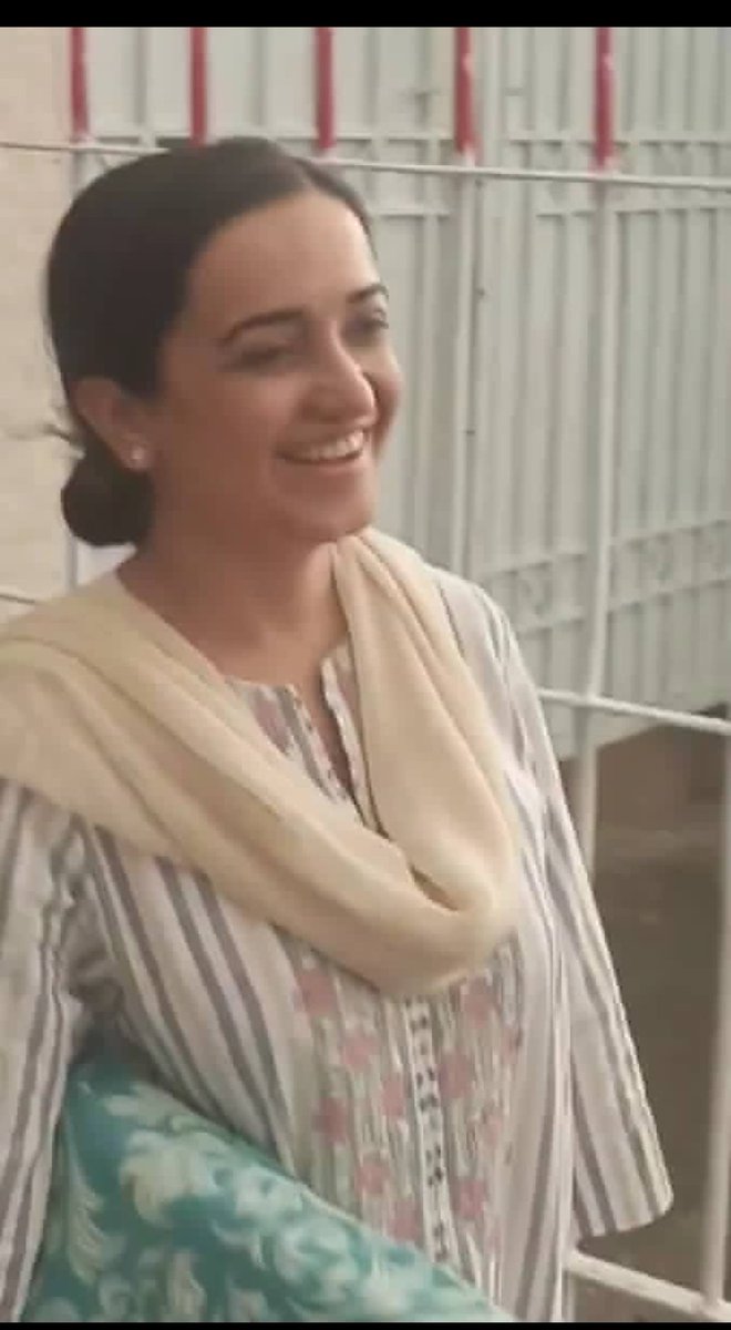 AftabIqbalFan's tweet photo. مشکل وقت میں پریس کانفرنسز کر کے عمران خان کا ساتھ چھوڑنے والے مردوں سے یہ لڑکی زیادہ باہمت اور بہادر ثابت ہوئی ہے۔
اصل صنف آہن کےلئے ایک لفظ ہو جائے... https://t.co/peuLbfyTuv