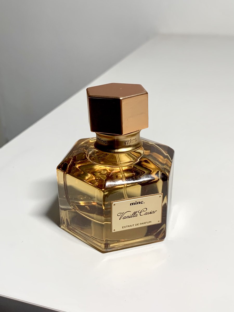 sundaaaey's tweet photo. cantik banget packagingnya… 🥹 wanginya juga wangi vanilla yg vibesnya mahal gitu loh

padahal selera parfumku bukan vanilla tapi anehnya sama parfum barunya Mine ini malah sukaa 😭✨ https://t.co/0DCbASiA2A