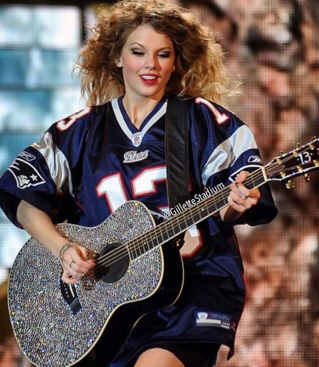Throw🔙| 14 years ago today, Taylor Swift performed her first stadium concert at Gillette Stadium