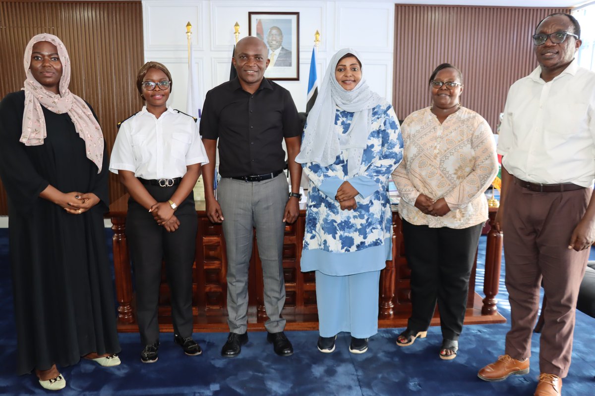 BandariMA's tweet photo. BMA CEO, Dr. Eric Katana, hosted several distinguished guests during a courtesy call, including Mombasa County CECM for Blue Economy and Cooperative, Kibibi Abdallah, Kenya Fisheries Services Deputy Director Elizabeth Mueni, and Mombasa County Director of Fisheries Asha Mlingo. https://t.co/gmHNGJ2YUz