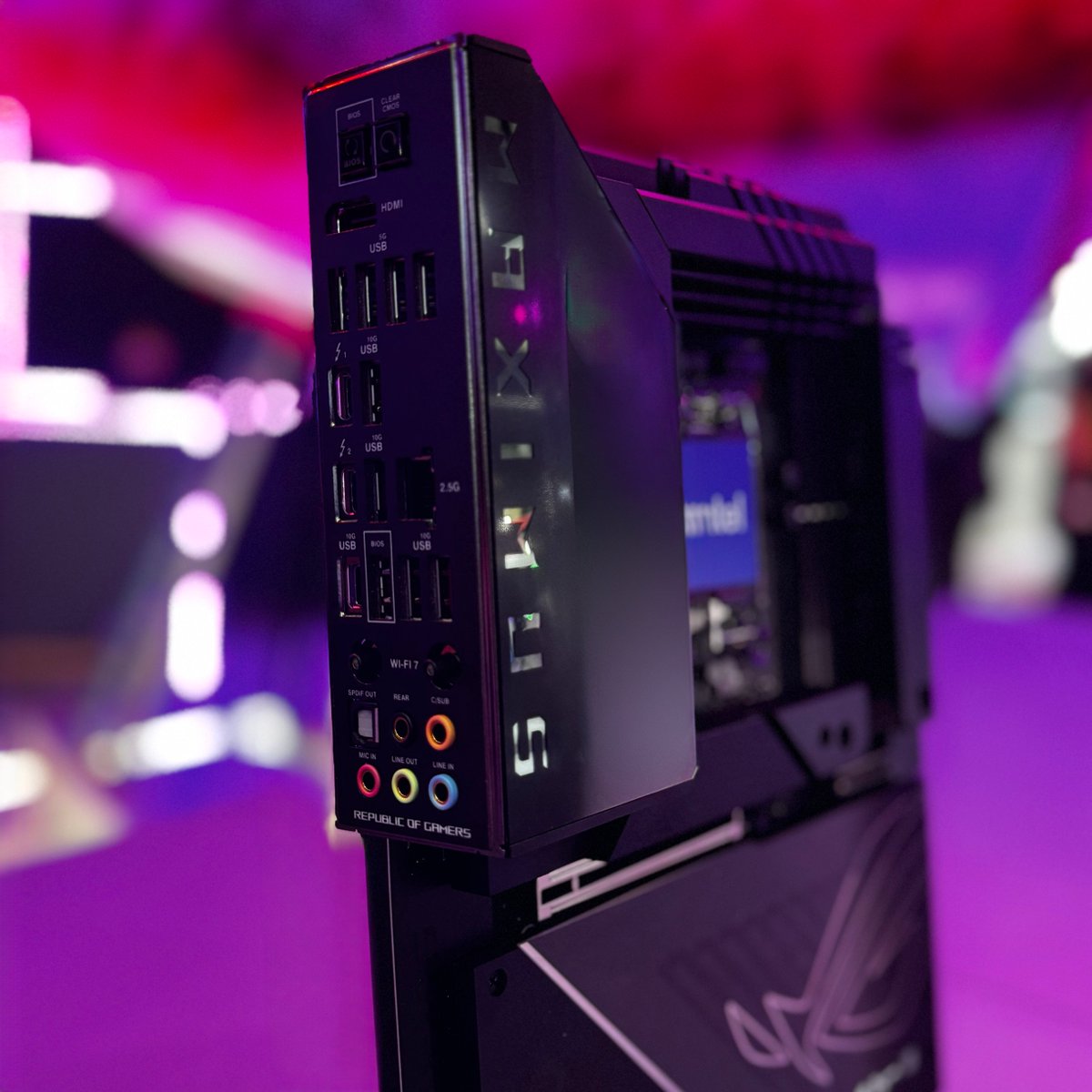 ASUS_ROG's tweet photo. 🤩Next-Gen ROG Maximus Hero BTF mobo at #Computex2024!It's fully compatible with the upcoming #IntelArrowLake CPUs and keep the cables out of sight with #ASUSBTFHiddenConnector design! Join #TheUltimateSimplicity Giveaway for a chance to win #ROGBTF loots: https://t.co/1PMTAHVzXz https://t.co/vHnT4L5iHn