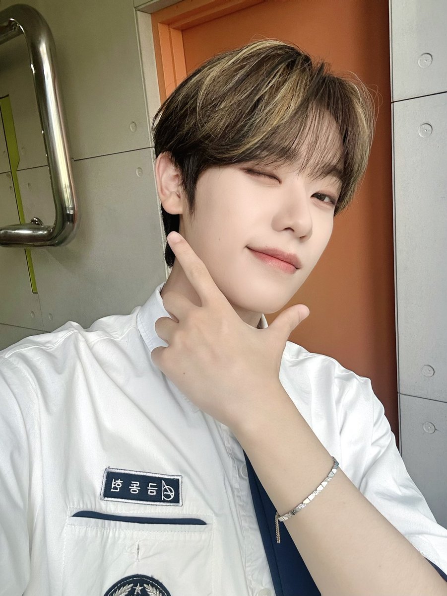 by_EPEX's tweet photo. [#금동현]

 제니스 업고 튀어!!!🏃🏻

#EPEX #이펙스 #KEUM #금동현 #クムドンヒョン #금동이 #제니스내거 https://t.co/LlDF8TD4zU
