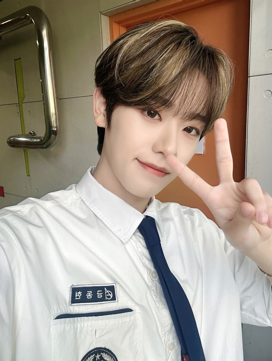 by_EPEX's tweet photo. [#금동현]

 제니스 업고 튀어!!!🏃🏻

#EPEX #이펙스 #KEUM #금동현 #クムドンヒョン #금동이 #제니스내거 https://t.co/LlDF8TD4zU