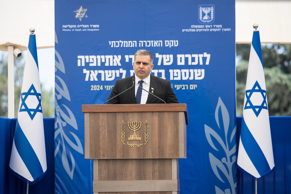 ofir_sofer's tweet photo. אדיס שנולדה לפני ארבעים שנה הייתה בת יחידה, היא איבדה את אמא אלמיטו בדרך הקשה מאתיופיה לארץ ישראל. 

היא תיארה לי במקצת את כאב היתמות, ואת כאב היתמות אני מכיר היטב, והוא איתך לנצח. ולא היה זה כאב היתמות בלבד, היה שם סיפור של עם וסיפור של קהילה שאין שני לו. והוא כל כולו כמוס במילה ירוסלם. אדיס הקימה בית  מפואר בישראל והיא בעצמה עוסקת בעלייה ובקליטה בשיבת ציון.

ביום שני, ממש לפני יומיים, נפגשנו באתר ההנצחה לנספי סודן. 30 משפחות שיקיריהם טרם הונצחו ולאחר עבודה מאומצת צורפו אף הם לרשימת הנספים. שמות הנספים אימהות, ילדים, קשישים ותינוקות ששמו פעמיהם לשוב לירושלם, לשוב לציון ובדרך מצאו את מותם.

יהי זכרם ברוך. 

——

דברים שאמרתי היום בטקס האזכרה הממלכתי לזכרם של יהודי אתיופיה שנספו בדרכם לישראל, במעמד כבוד נשיא המדינה יצחק הרצוג, ראש הממשלה בנימין נתניהו, יושב ראש הכנסת אמיר אוחנה, שרים, חברי כנסת, קייסים ומכובדים.

קרדיט: עודד קרני, לע"מ.