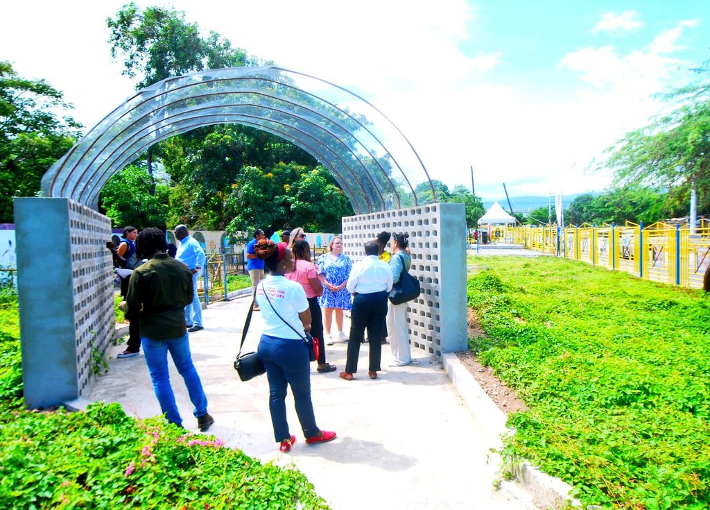 dempsterchung's tweet photo. Happy World Environment Day! Today we celebrate all the artists who communicate powerful messages about the environment. Kudos to @CamilleChedda for her installation, "Chain of Love" in Downtown Kingston
#AFeralCommons
#CultureClimate
#alserkaladvisory
#WeAreGenerationRestoration https://t.co/VJJWrigOoZ