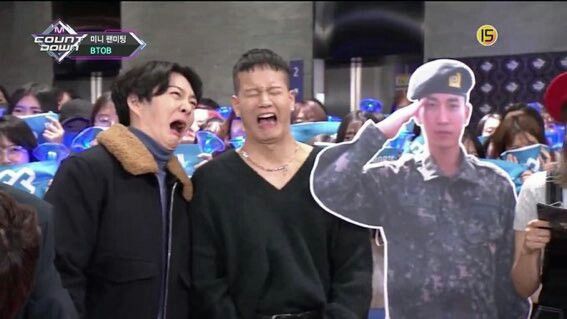 군대에 있는 리더를 그리워하는 두 명..