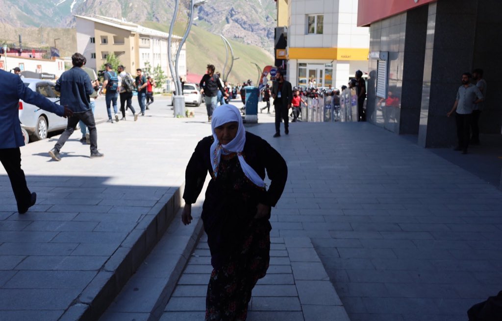 "Elbette vardır bir diyeceği,bir haberi
Bir kaçağa çay sunan Kürt kadınlarının” #Colemêrg